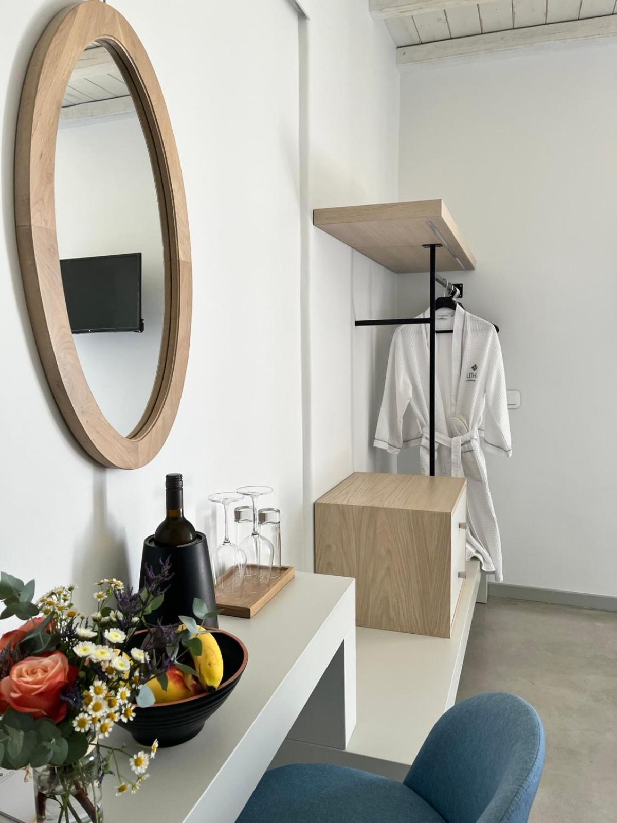 Lithos Luxury Suites Tinos ภายนอก รูปภาพ